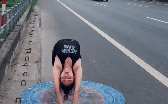 Trai tham tap yoga tren duong cao toc, co gai khien netizen hoang hon