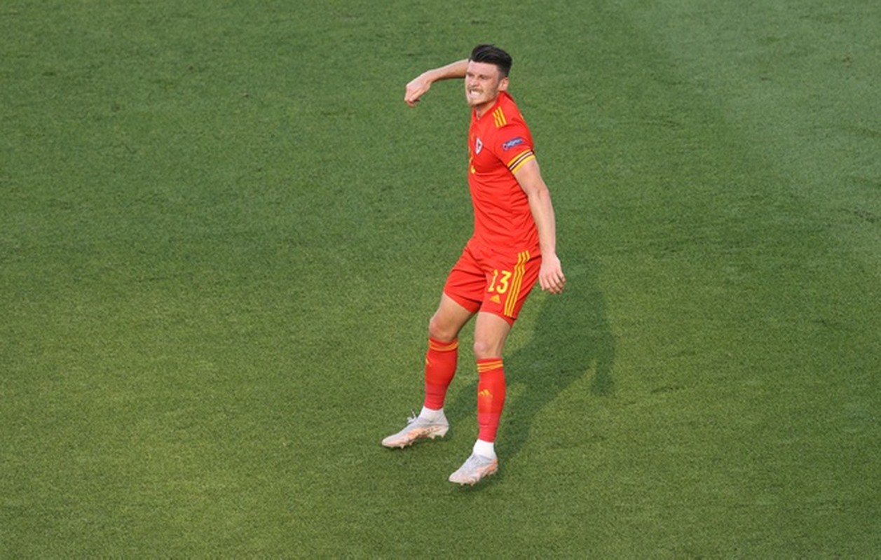 VCK EURO 2020: Choi hay, Thuy Si hoa dang tiec voi Xu Wales-Hinh-12