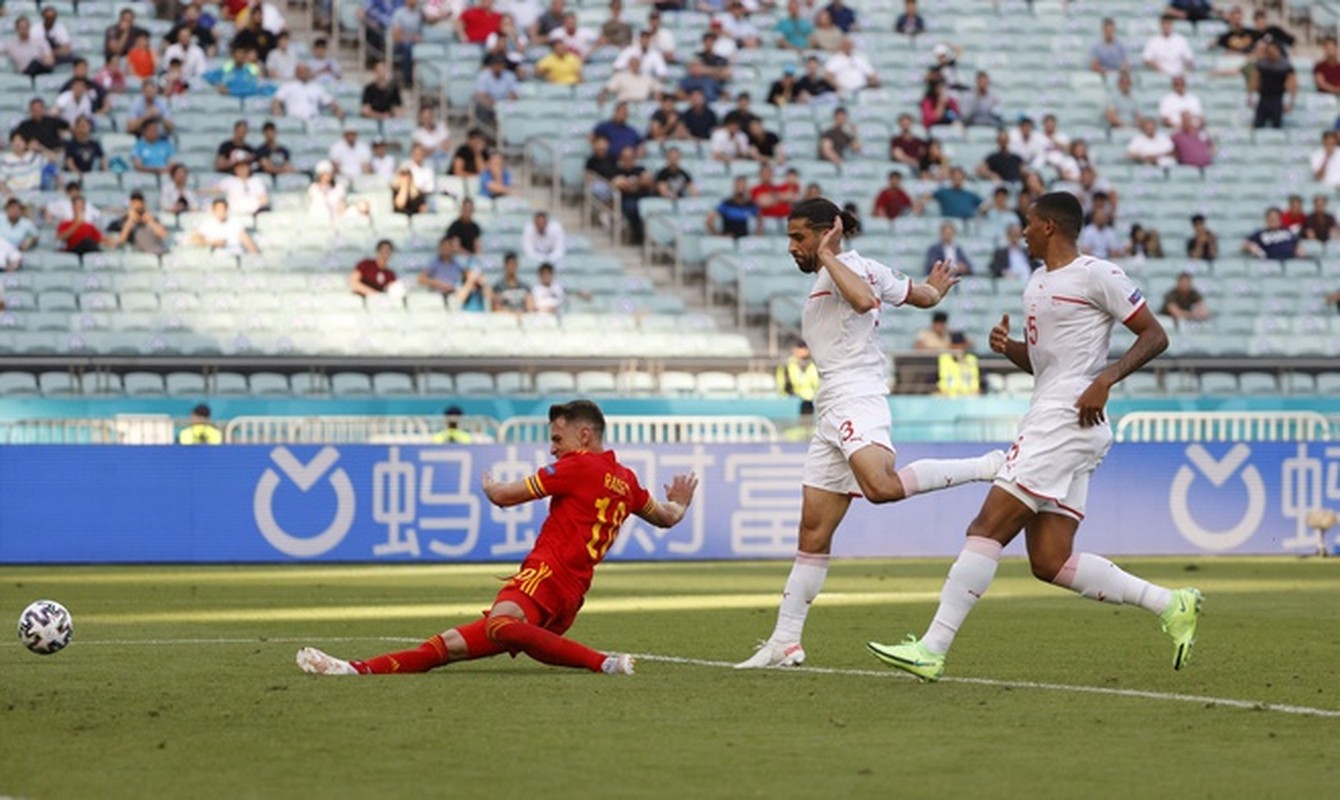 VCK EURO 2020: Choi hay, Thuy Si hoa dang tiec voi Xu Wales-Hinh-14