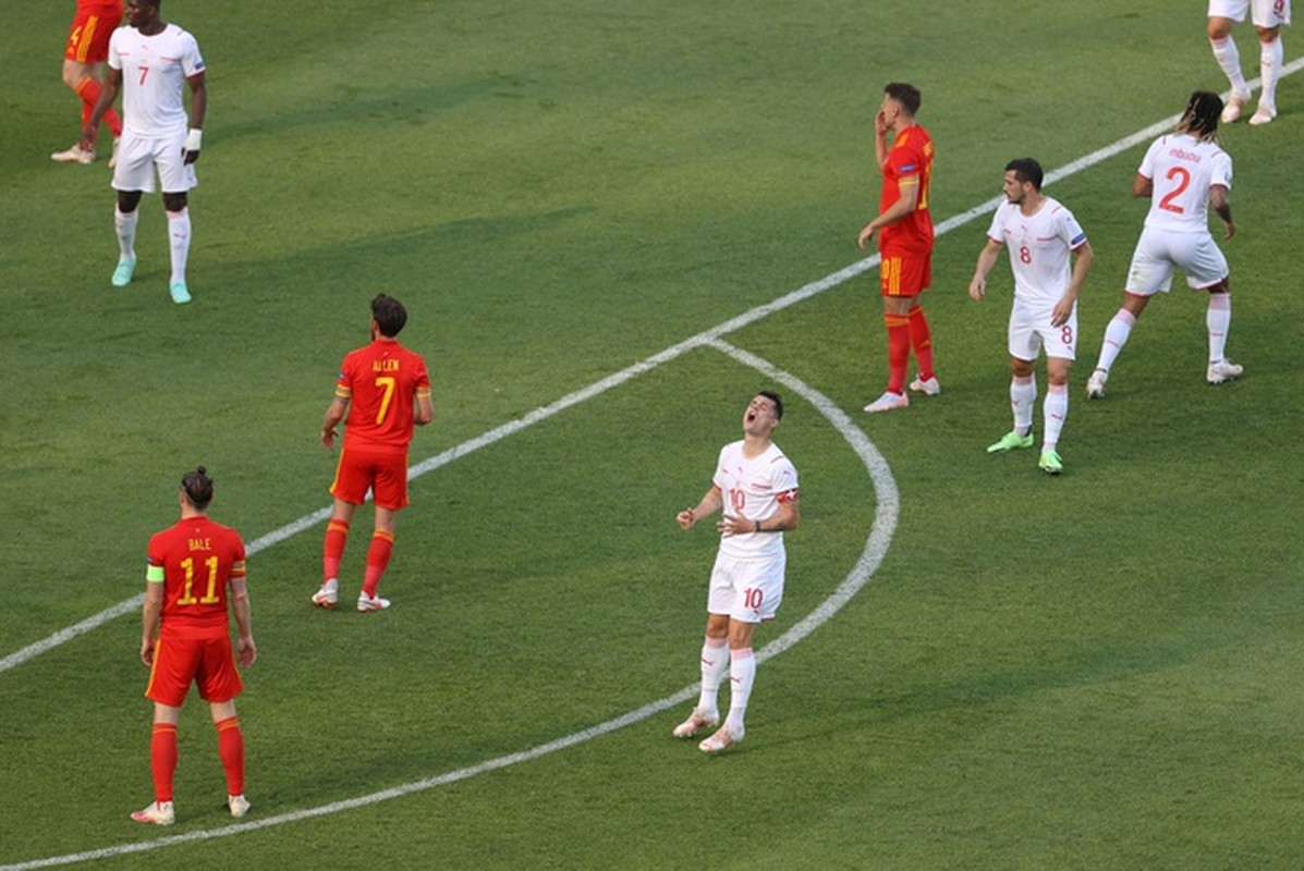 VCK EURO 2020: Choi hay, Thuy Si hoa dang tiec voi Xu Wales-Hinh-4