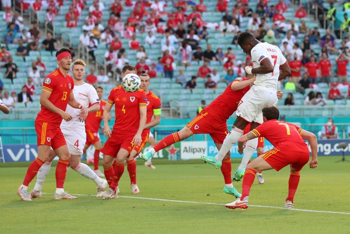 VCK EURO 2020: Choi hay, Thuy Si hoa dang tiec voi Xu Wales-Hinh-5