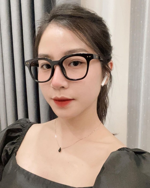 Gai xinh xuat hien chung livestream voi co giao Minh Thu la ai?-Hinh-3