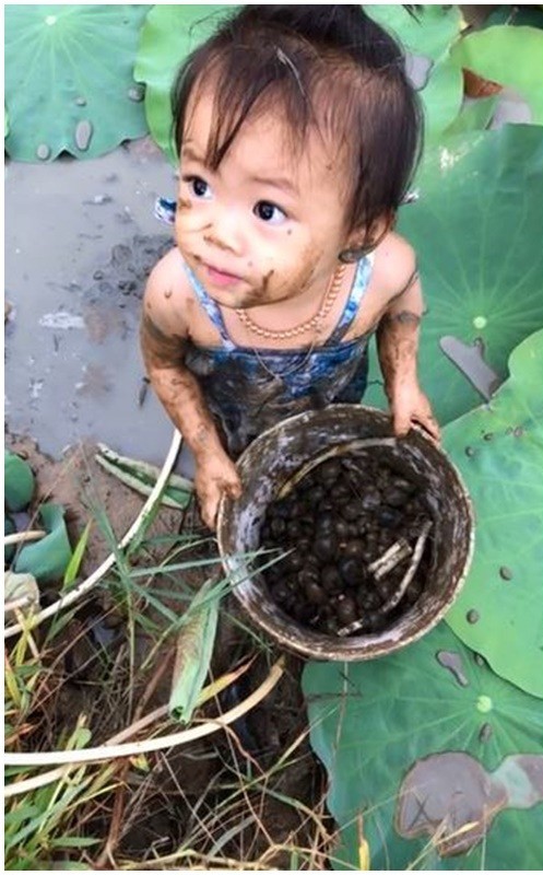 De con gai ngoan hien, me di vang ve ta hoa voi canh nay-Hinh-2