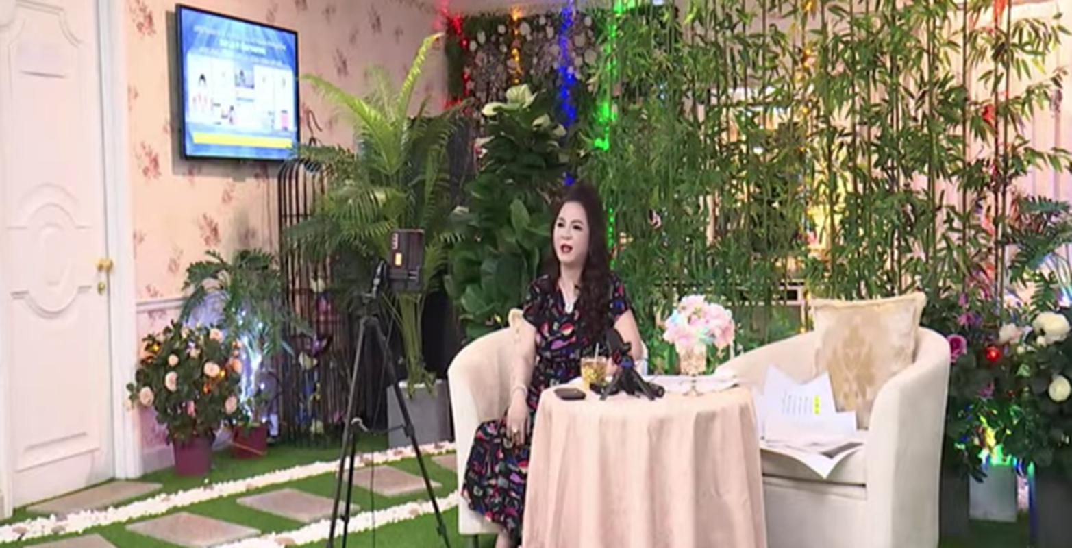 Bi che background livestream xau, ba Phuong Hang lien 