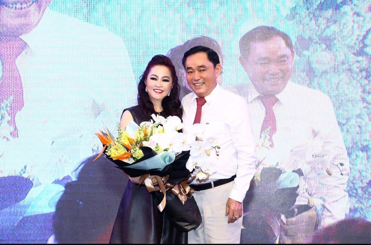 Netizen to mo cach doi xu voi con rieng cua chong ba Phuong Hang-Hinh-10