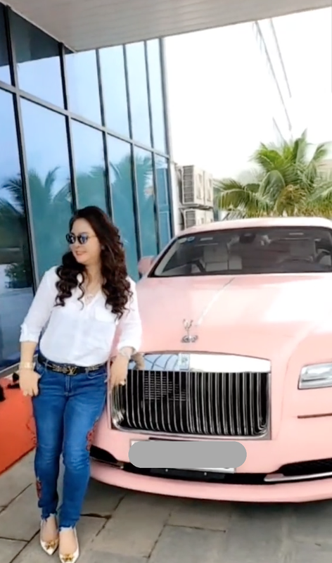 Khoe Rolls-Royce hong 