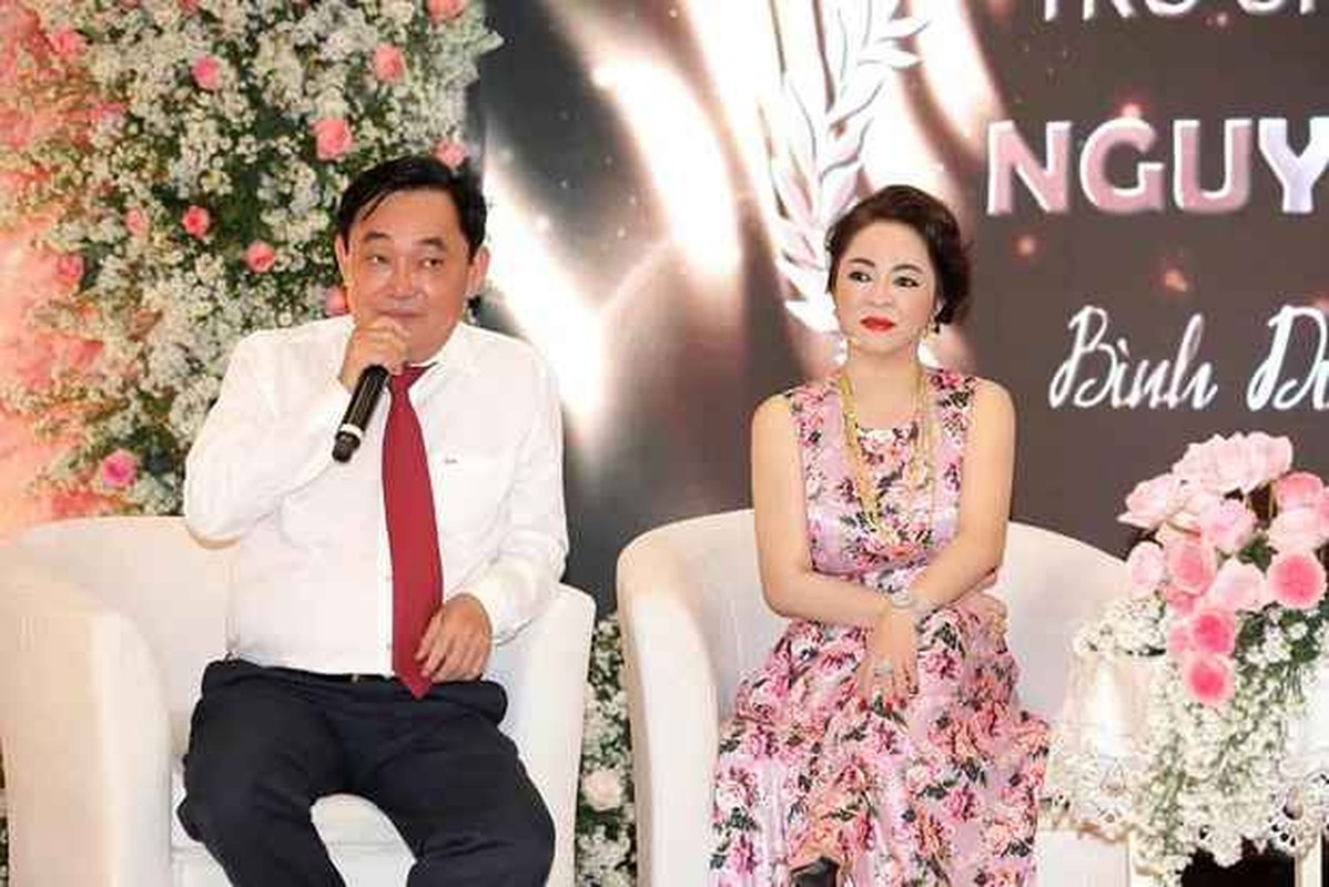 Netizen to mo ve cach doi dai cua ba Phuong Hang voi nhan vien