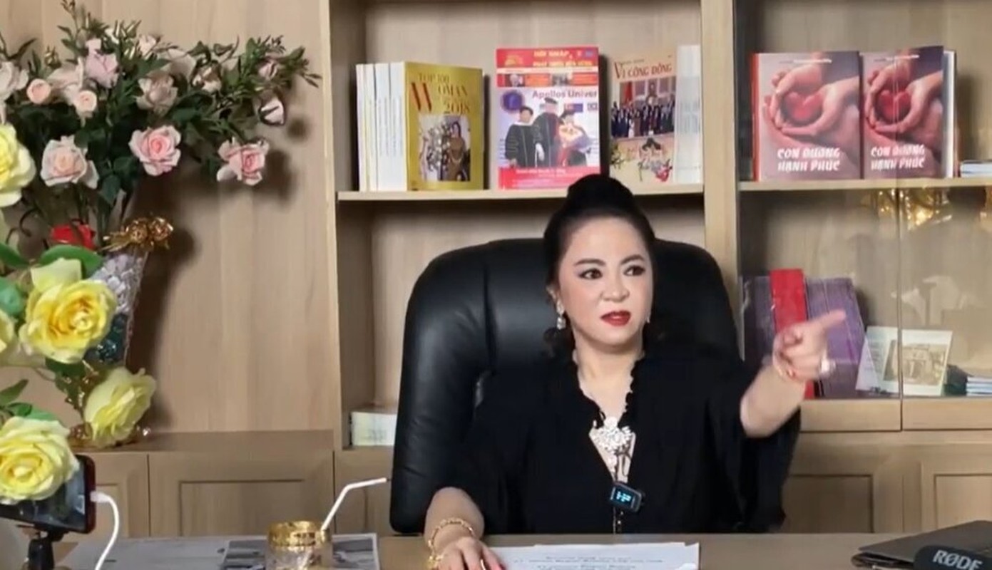 “Co thu ky” cua ba Phuong Hang mac loi, netizen tran vao soi moi-Hinh-10