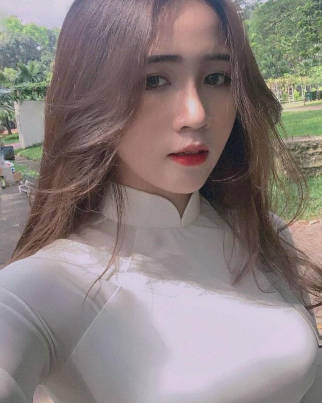 Mac ao dai khong bo chen van dep, gai xinh Dak Lak gay sot