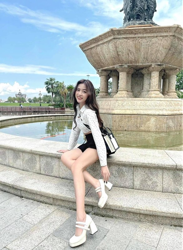 Hot girl Tran Thanh Tam bi soi doi chan khac anh tu dang-Hinh-3