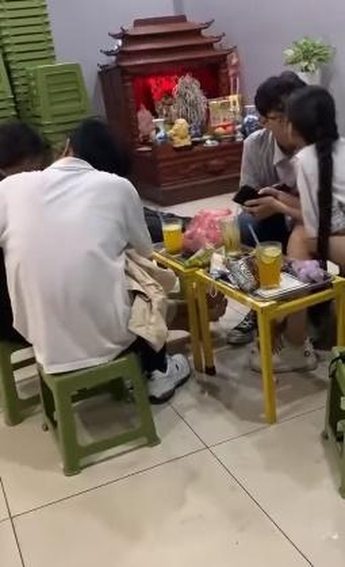 Dien canh nong trong quan tra chanh, hai doi tre khien netizen nong mat-Hinh-5