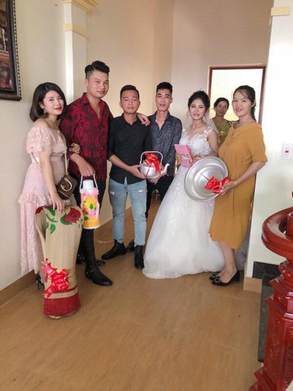 Nhan qua cuoi 10 lit xang tu hoi ban than, co dau nga ngua-Hinh-12