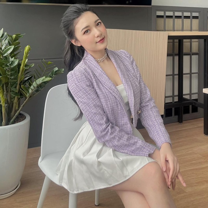 Dien bikini khoe body, dan MC Esports khien netizen 