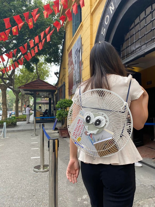 Du trend “No backpack day”, netizen phat hien nhieu phien ban ba dao-Hinh-2
