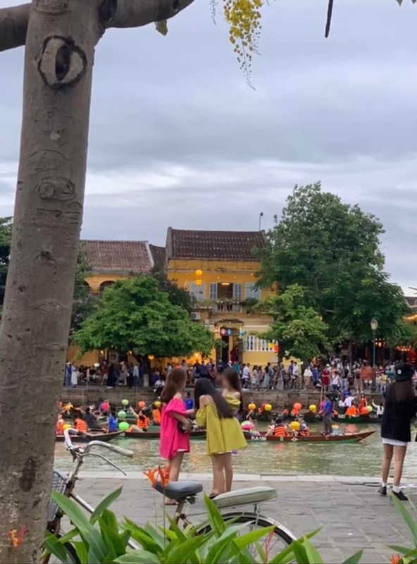 Dien dam tre vai di Hoi An, co gai ngan ngo vi 