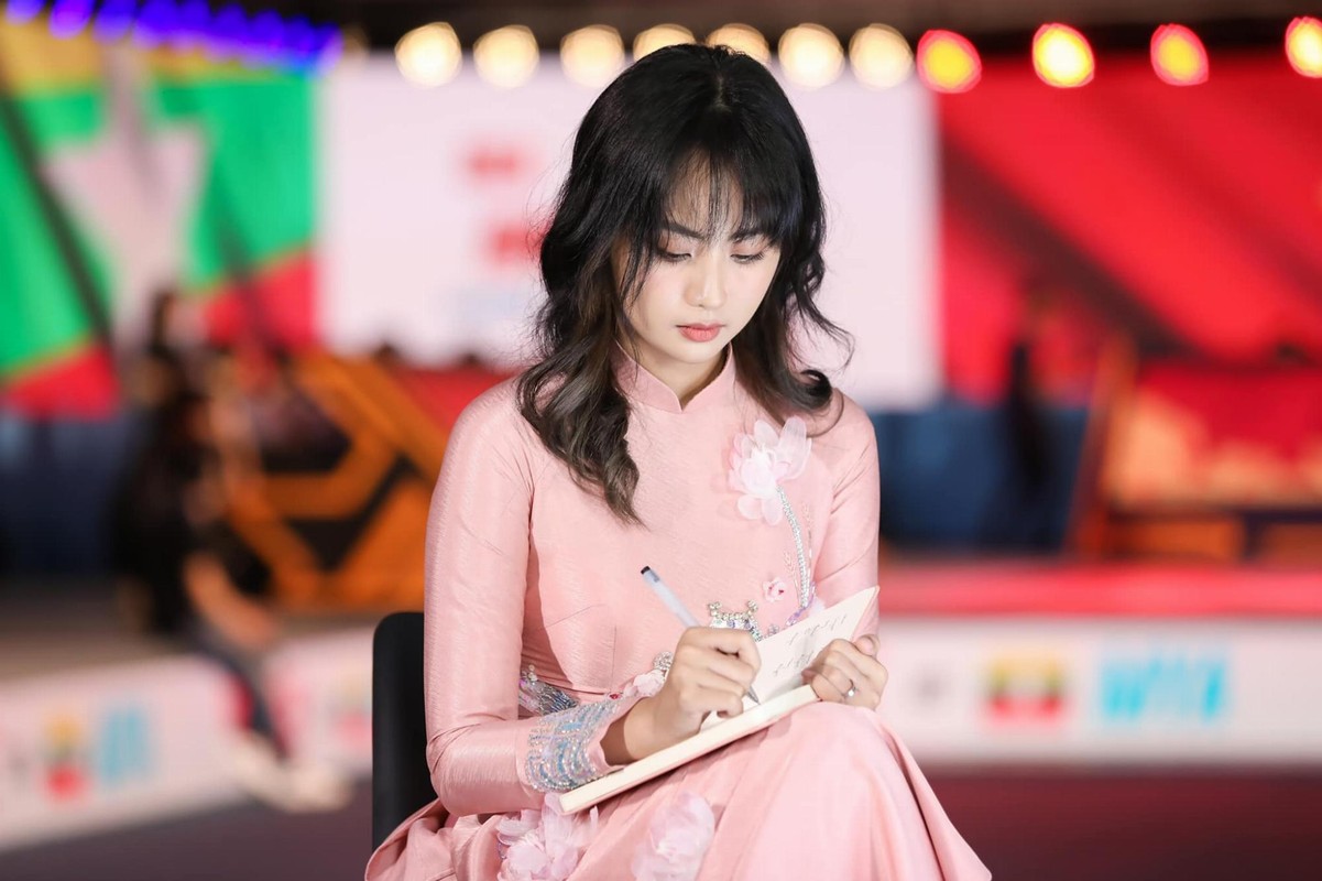 Dien ao dai sieu dep, MC Esports len trang chu SEA Games 31-Hinh-10