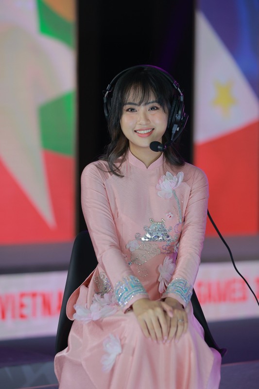 Dien ao dai sieu dep, MC Esports len trang chu SEA Games 31