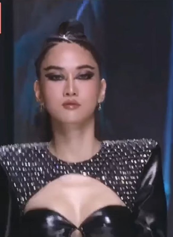 Xuat hien trong show thoi trang, Le Bong bi soi 