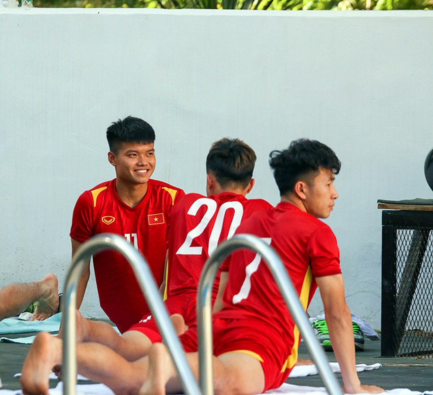 Dan trai dep U23 Viet Nam coi ao khoe body 
