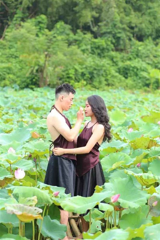 Dien ao yem chup anh hoa sen, hoi anh em gay tranh cai cang-Hinh-2