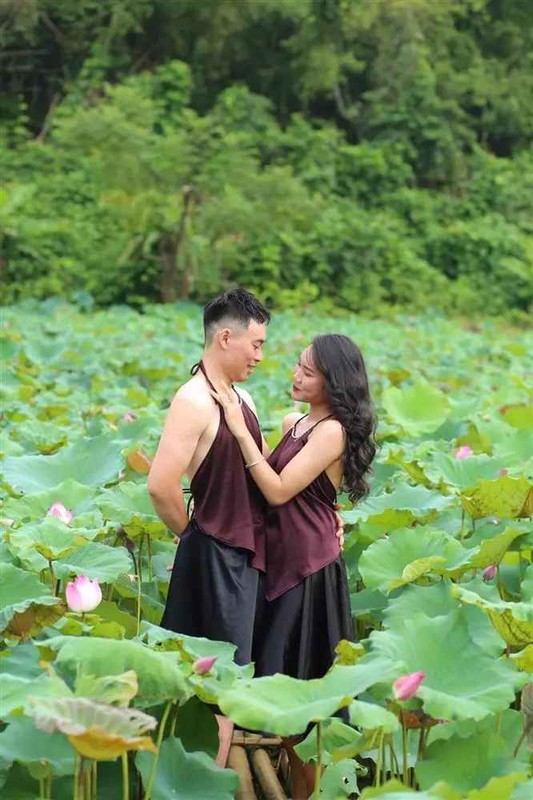 Dien ao yem chup anh hoa sen, hoi anh em gay tranh cai cang-Hinh-6