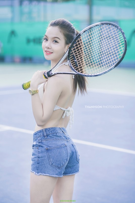 Mac do nay den san tennis, gai xinh bi nem da khong thuong tiec-Hinh-8