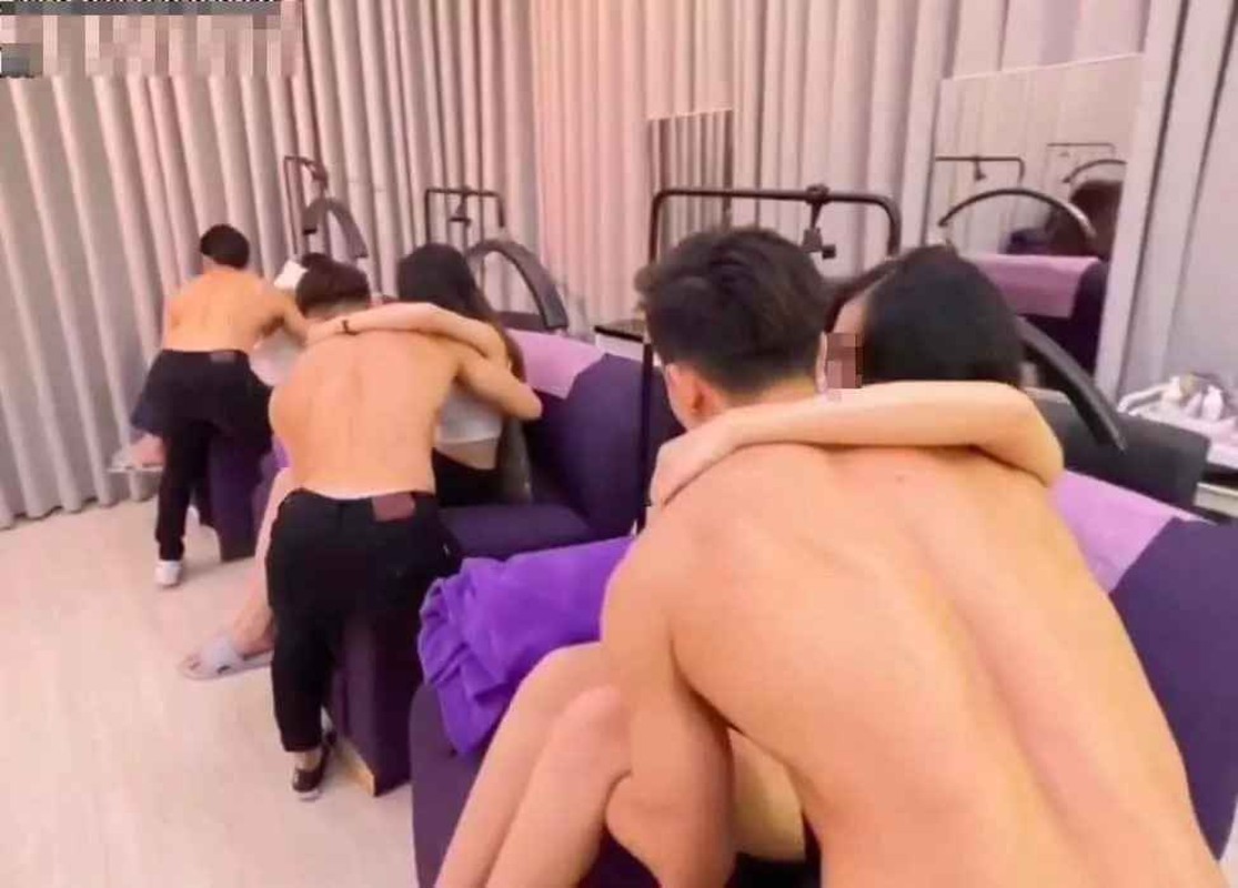 Nhan vien spa nam gay phan cam phuc vu bong be khach-Hinh-12