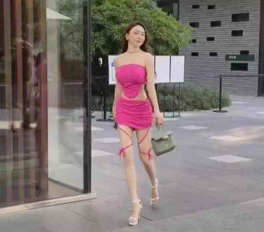 Di mua sam voi trang phuc kho chap nhan, gai xinh lam loan MXH-Hinh-2