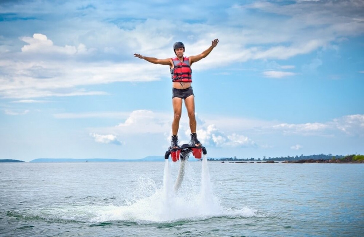 Choi flyboard gai xinh mac vay ngan bi toc nguoc 