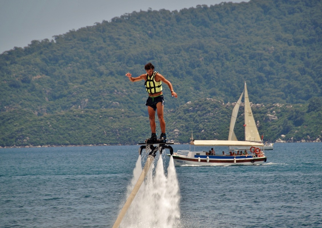 Choi flyboard gai xinh mac vay ngan bi toc nguoc 