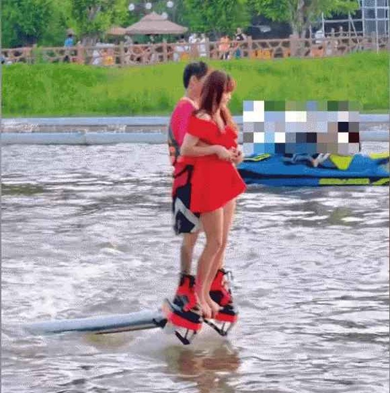 Choi flyboard gai xinh mac vay ngan bi toc nguoc 