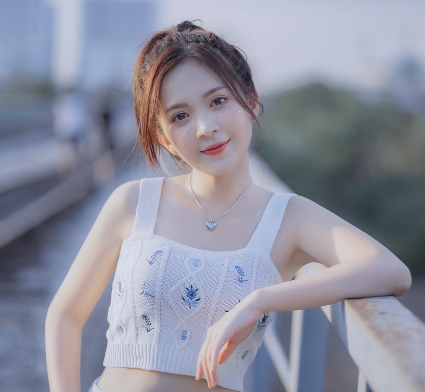 Chieu cao khiem ton, nu streamer khien anh em 