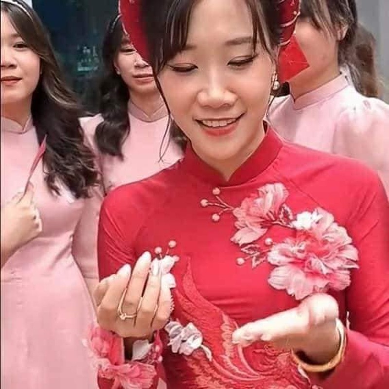 View - 	Cô dâu tặng quà cưới độc biểu cảm chú rể khiến netizen cười ngất