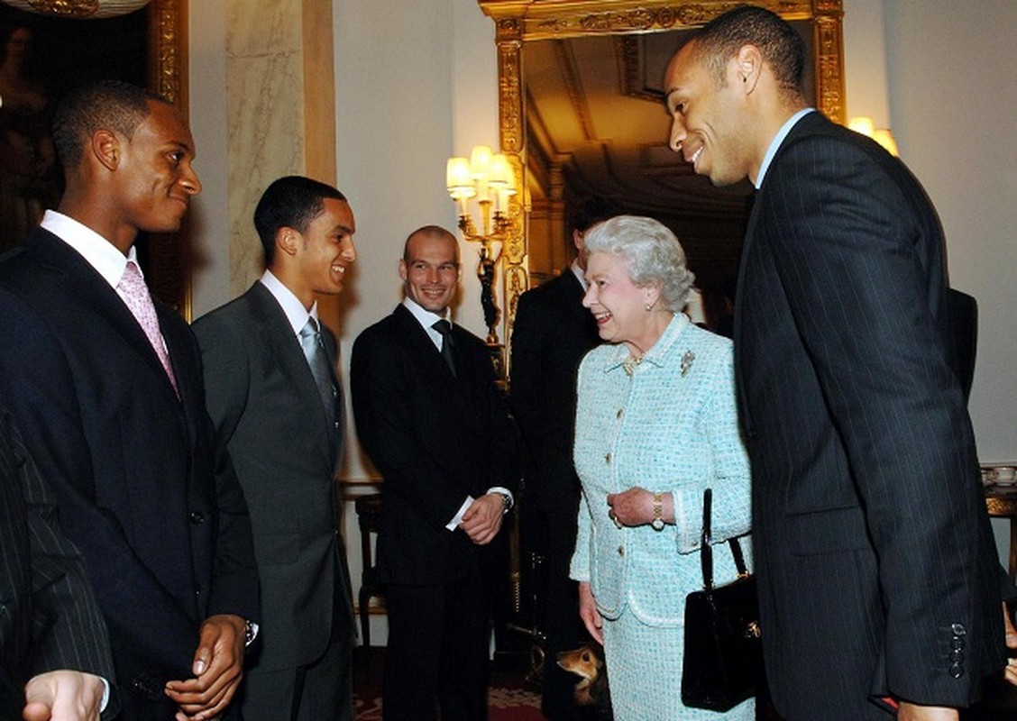 Doi bong nao tung duoc du tiec tra voi Nu hoang Anh Elizabeth II?-Hinh-3