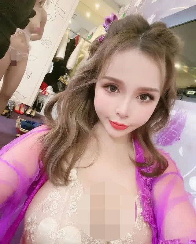 Khoe anh selfie, hot girl de lo vong mot khong che day