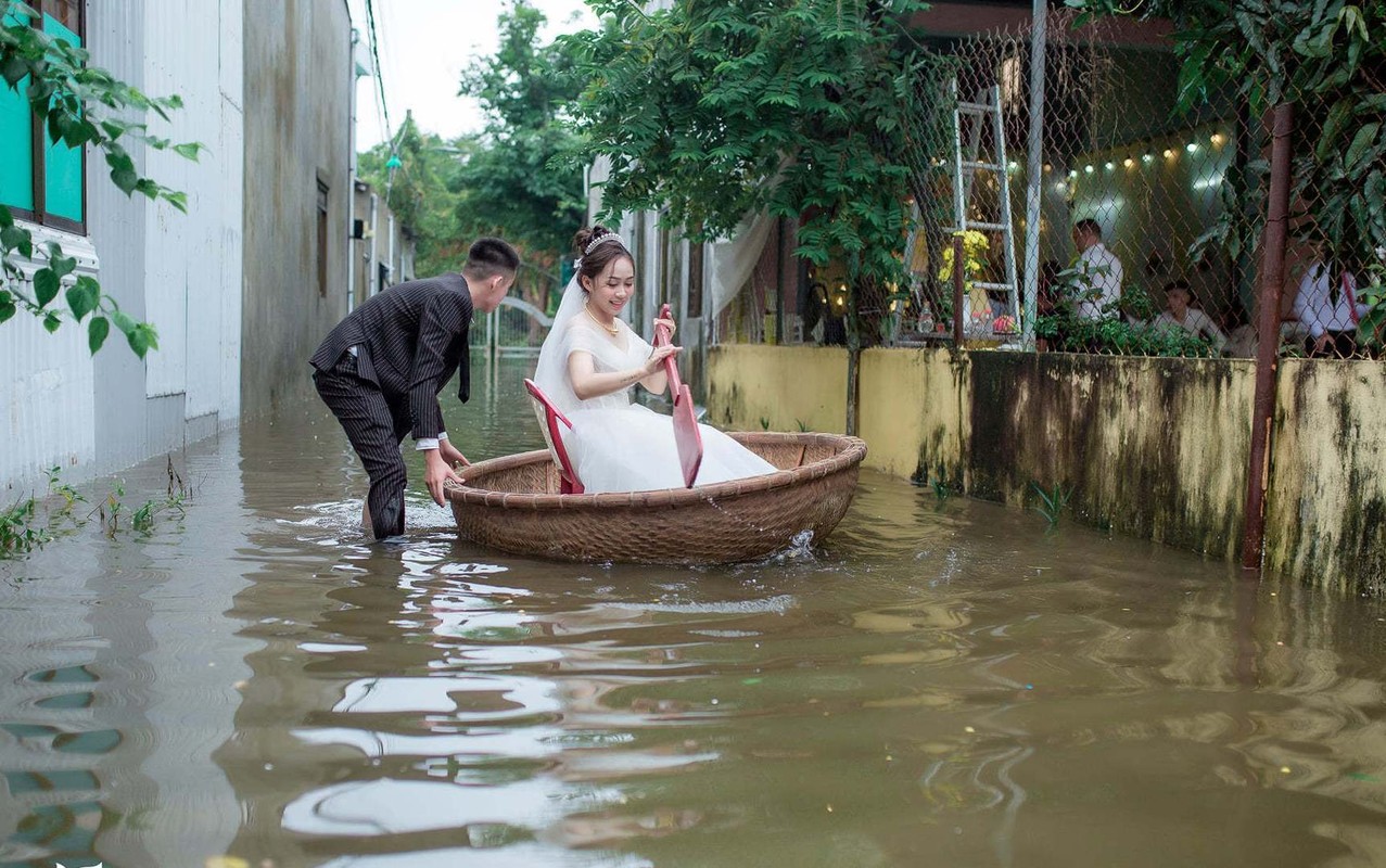 Cuoi ngay mua lu, chu re dung thuyen ruoc dau vao hon truong-Hinh-10