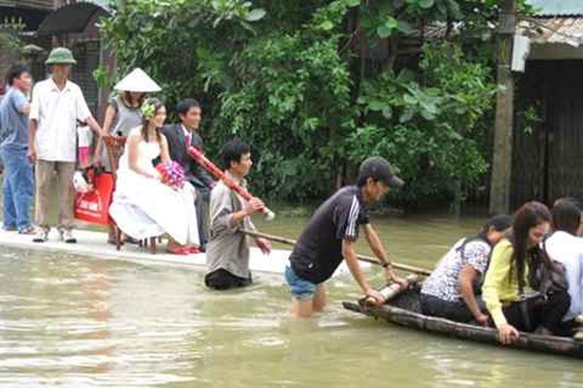 Cuoi ngay mua lu, chu re dung thuyen ruoc dau vao hon truong-Hinh-12