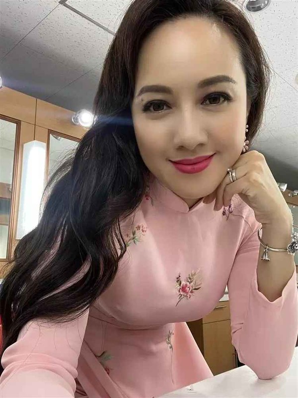 Nhan sac tuoi 45 cua BTV Hoai Anh, tre trung bat ngo