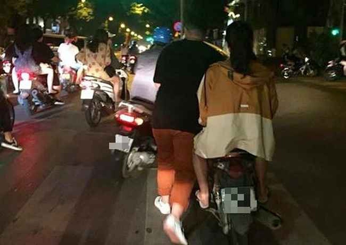 Co gai ngoi yen mac ban trai dat xe duong ngap gay tranh cai-Hinh-12