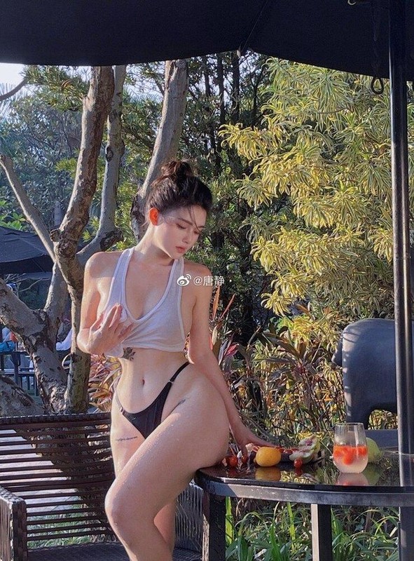 Hot girl Trung Quoc noi bat o sap hoa qua, body 