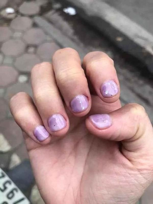 Lam nail hinh trai tim, co gai nga ngua khi nhin hoa don-Hinh-12