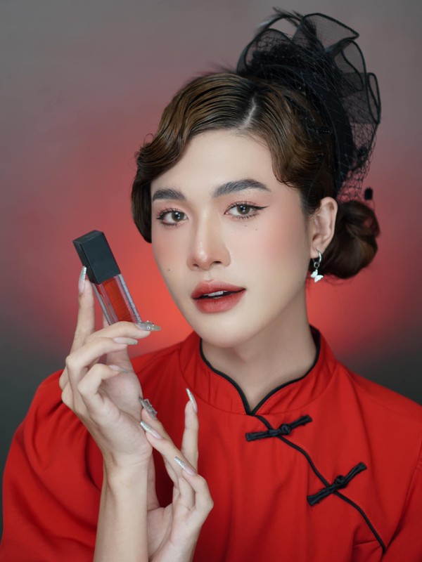 Nam beauty blogger 9x noi tieng voi ve dep phi gioi tinh