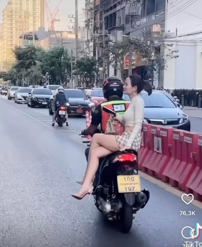 Mac vay qua ngan lai xe, hoi chi em va nhung lan e che-Hinh-2