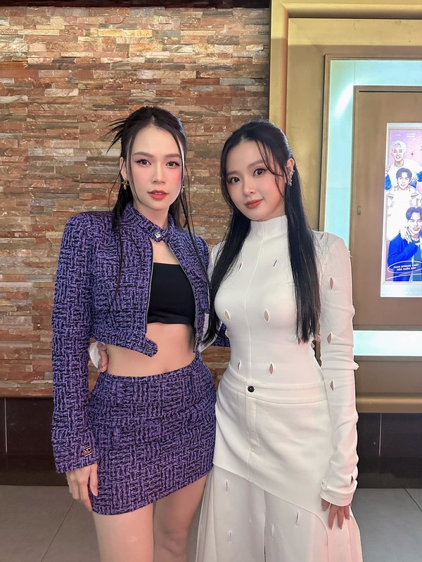 2 hot girl doi dau hoi ngo khung canh dam chat visual-Hinh-2