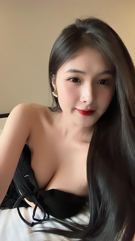 Khoe vong 1 cang tran, Quynh Alee lai khien fan 