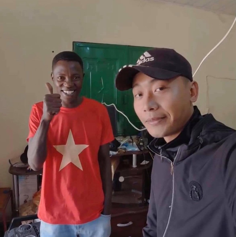 Team Quang Linh Vlogs day tieng Viet o chau Phi... va cai ket