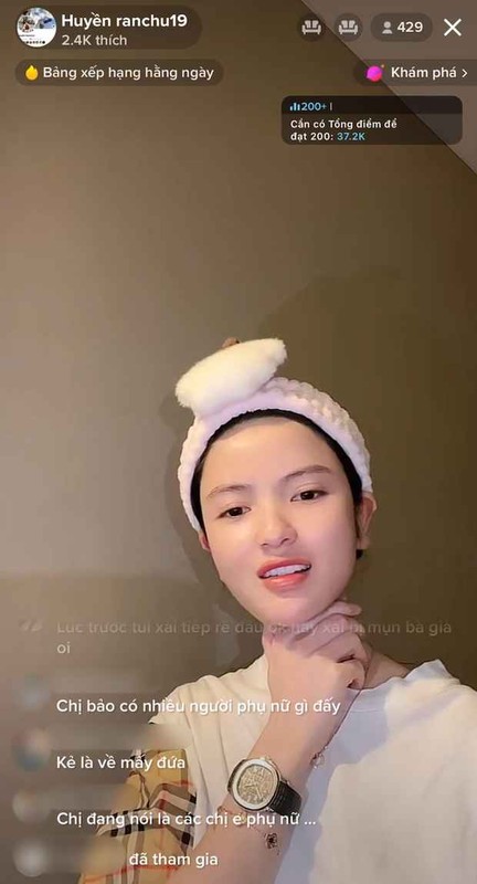 Chu Thanh Huyen muon dong ho tien ty cua Quang Hai len song livestream-Hinh-2