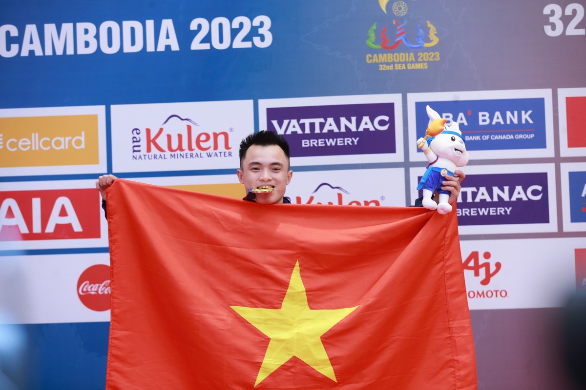 Nam VDV Wushu dan toc Nung 2 chiec HCV SEA Games day cam xuc-Hinh-10