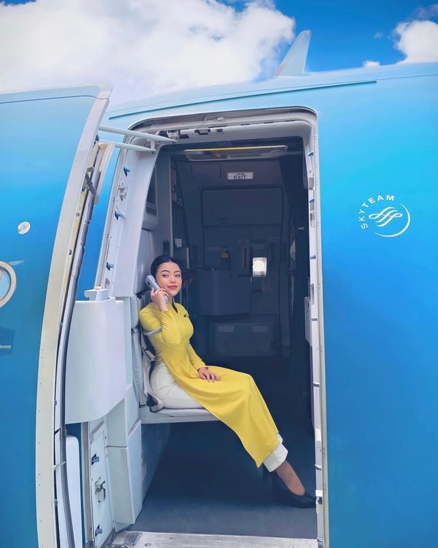 Tiep vien truong hang Vietnam Airlines khoe than hinh ly tuong