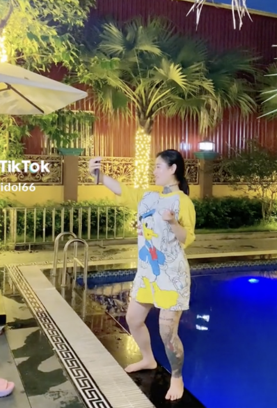 Hot girl TikTok chui vao be ca tiep tuc mua vui phan cam-Hinh-3